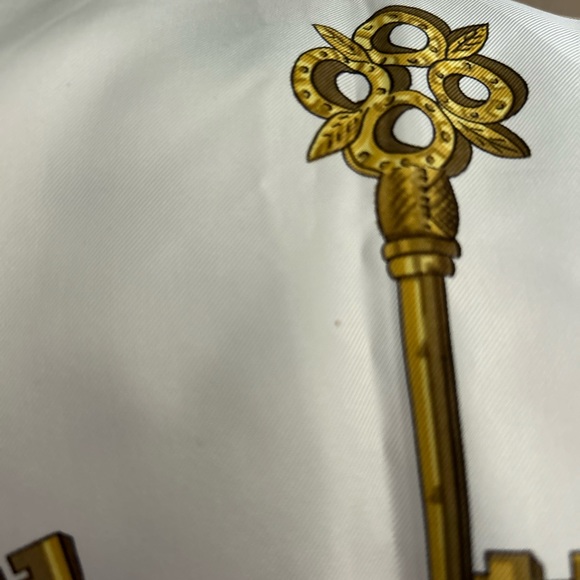 Hermes 💯 Silk Blue white and gold key scarf Large - Picture 13 of 15